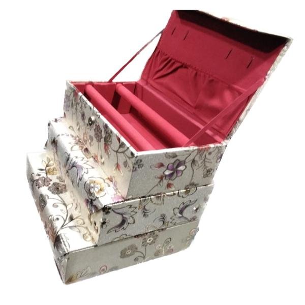 velvet bangle storage box with padded roll cushions and magnetic closure
